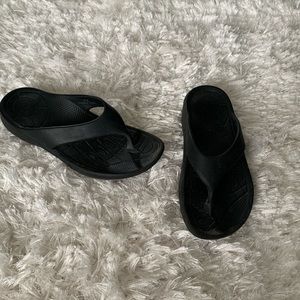Women’s 9 black flip flops